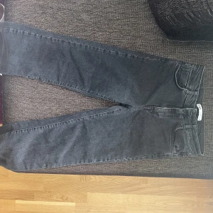 Svarta Zara Jeans  - Ett par svarta Zara jeans! Bra kvalitet men är tyvärr för små för mig nu. Storlek S/36