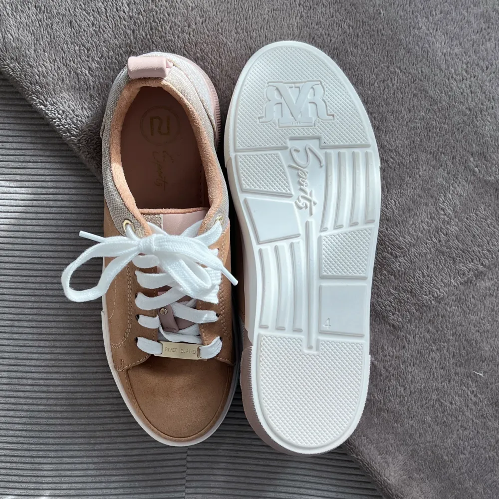 Helt oanvända sneakers från River Island! De kom aldrig till användning, därav säljer jag dem 🩷supercoola glittriga detaljer på sidan. Skor.