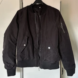 Svart bomberjacka  - Svart bomberjacka från h&m i fint skick