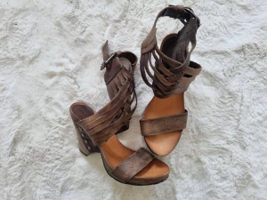 Nya/oanvända Airstep sandaler - Tyvärr för stora för mig. Stl 36 Ord.pris 1 990kr Säljes för 700 eller högstbjudande. Finns att hämta i centrala Halmstad