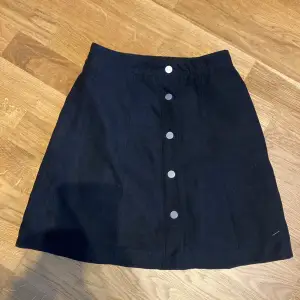 Svart kjol från H&M med knappar!