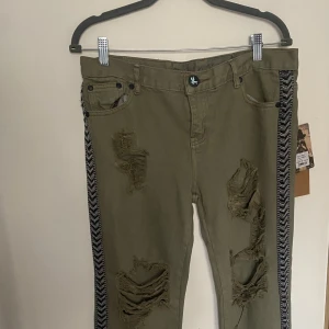 Jeans ifrån One teaspoon - Ett par oanvända jeans i modellen ranger awes baggy i storlek w29 ifrån märket one teaspoon med låg midja.
