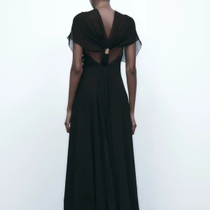 Klänning Zara - Väldigt cool limited edition klänning från Zara. Köpt för 999kr. 