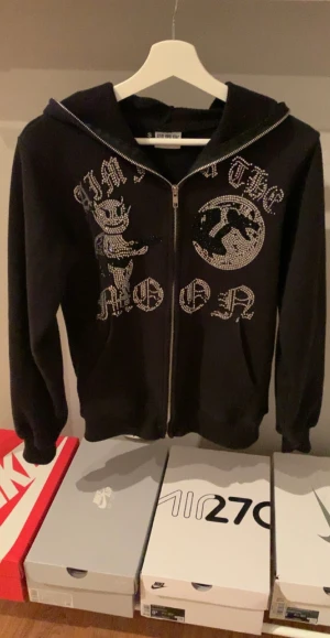 Aim for the moon - Säljer den då den är för liten. Den har används några gånger och bara tappat någon enstaka pärla. 