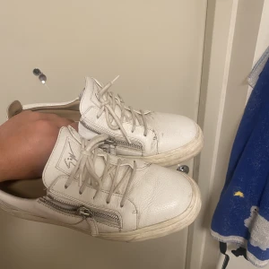 Giuseppe zanotti - Säljer ett par beaters i 44 passar 43 lite hål som man kan se på bild 3, inget som syns när man har på sig dem men ändå rätt slitna 