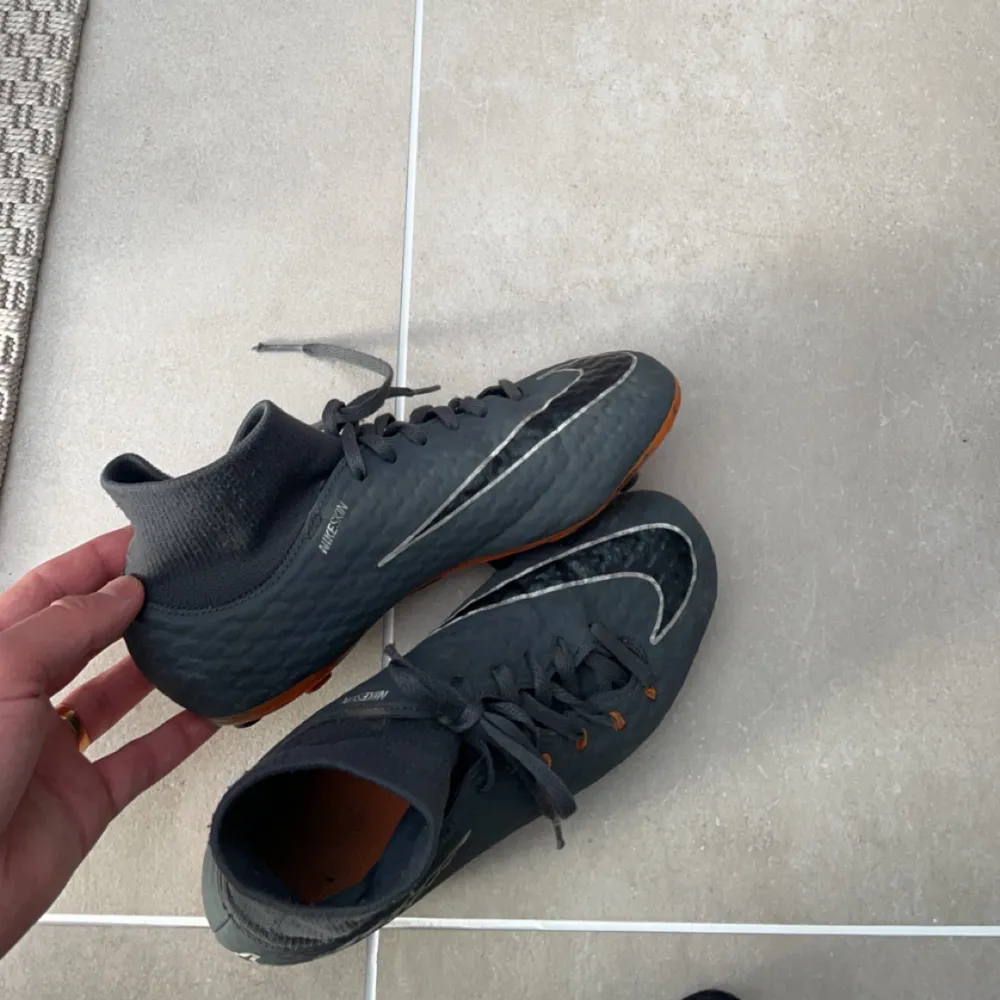 Nike hypervenom phantom 3 FG, köpta för 1200, men säljs för mycket mer nu då skon inte säljs längre, skick 9/10, använda ett par gånger endast därför luktar de inget och har heller inga skador på skorna endast lite smuts som lätt går bort, storlek 36.. Skor.