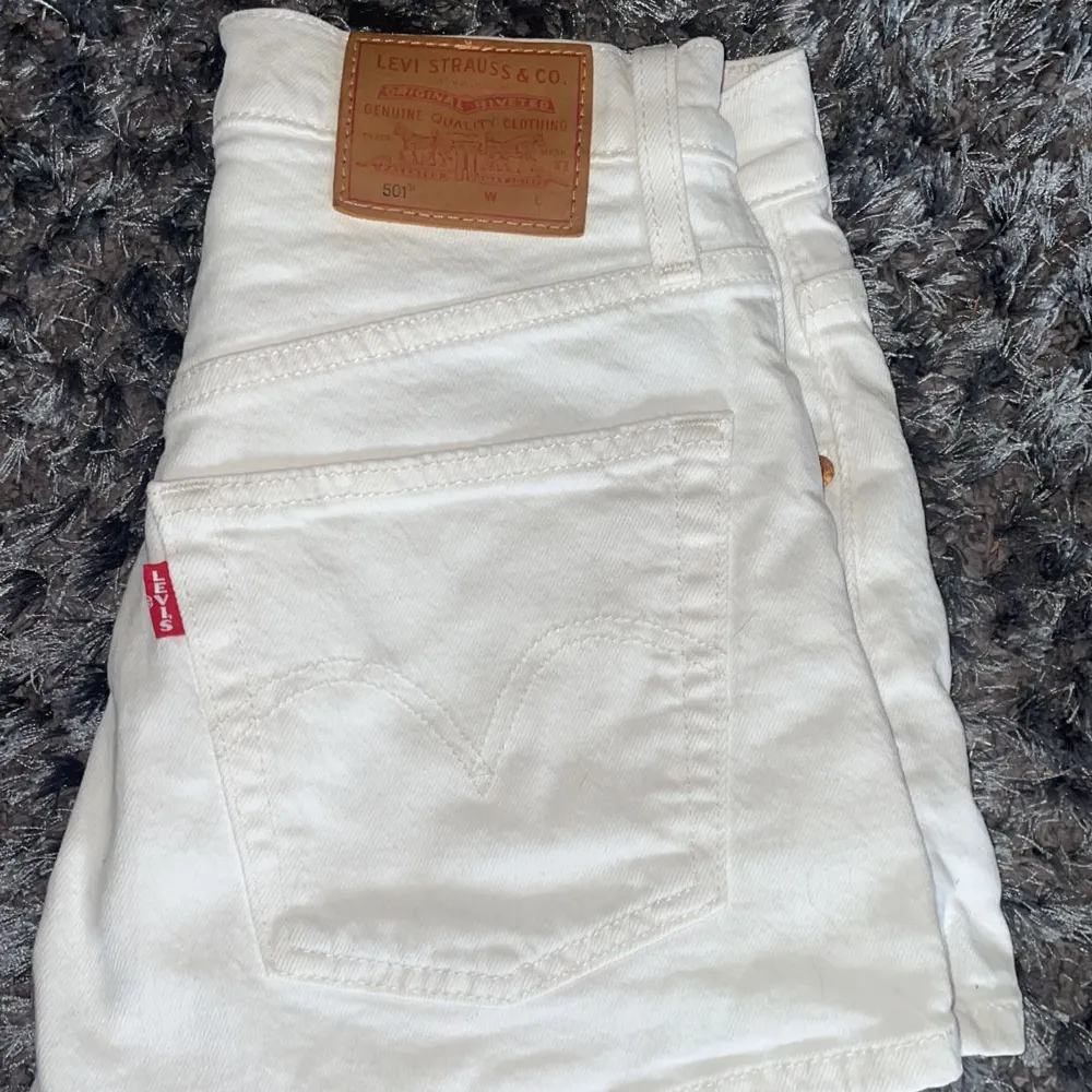 Säljer nu mina försmå Levis’ shorts i storlek 25💕 i bra skick och knappt använda🫶🏼 pris 200 kr + frakt🫶🏼. Shorts.