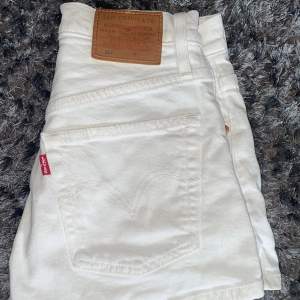 Säljer nu mina försmå Levis’ shorts i storlek 25💕 i bra skick och knappt använda🫶🏼 pris 200 kr + frakt🫶🏼