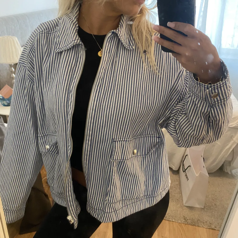 Populär och slutsåld randig jeans jacka från h&m. Storlek L- XL, sitter oversized på mig som är en s-m. Som ny och enbart använd ett fåtals ggr☺️ perfekt ny till hösten med en stickad under. Jackor.