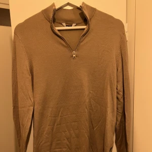 Tröja half zip - Brun Half Zip tröja från Only & Sons. Använd ca 3 gånger