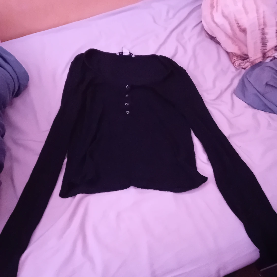 Uringad svart lång tröja