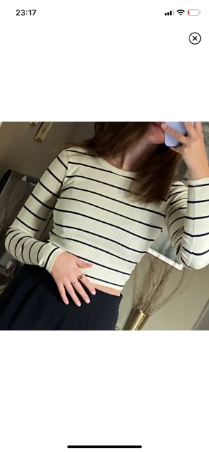 Tight långärmad  - Jättefin tröja som man kan stylea till ett par snygga byxor och skor!!