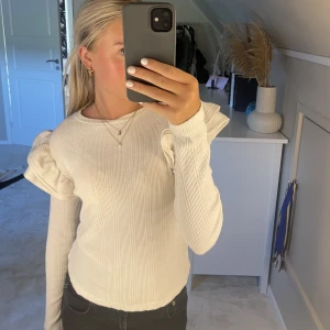 Vit volang tröjan  - Säljer denna jättefina vita volang tröja från zara för att den aldrig kommer till användning! 🤍🤍