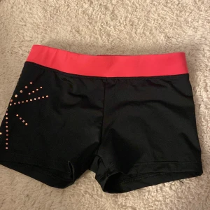 Gymnastikshorts  - Stl.130  Bra skick 