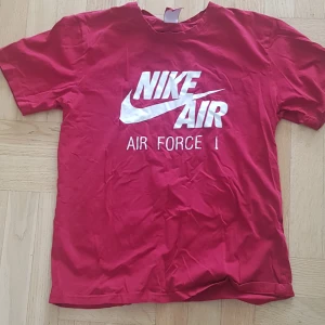 Nike air t-shirt stlk: L - Nike air t-shirt stlk:  Nypris:550