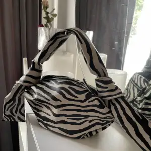 Super snygg väska ifrån NA-KD i zebra mönster som inte kommer till användning, har används Max 2 gånger totalt så den är som ny💕  