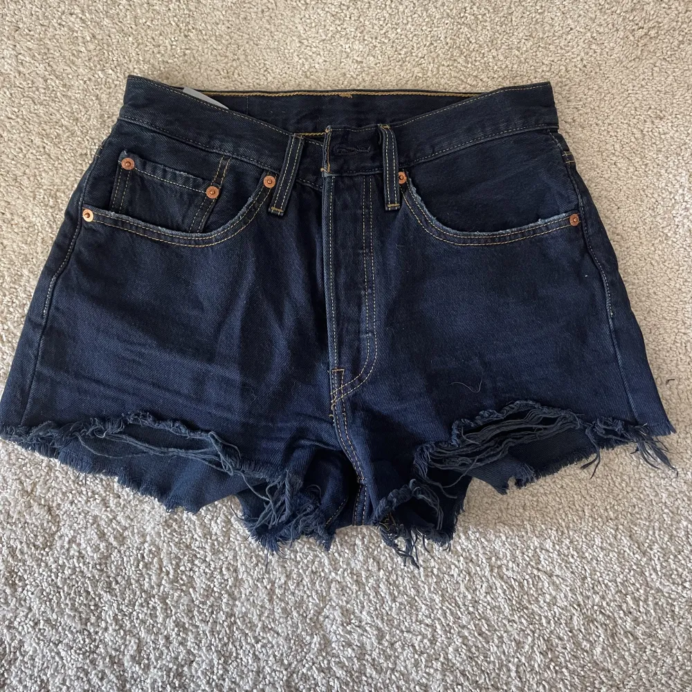 Mörkblåa Levis jeansshorts, 501 modellen.  Aldrig använda   320 kr inkl frakt . Shorts.