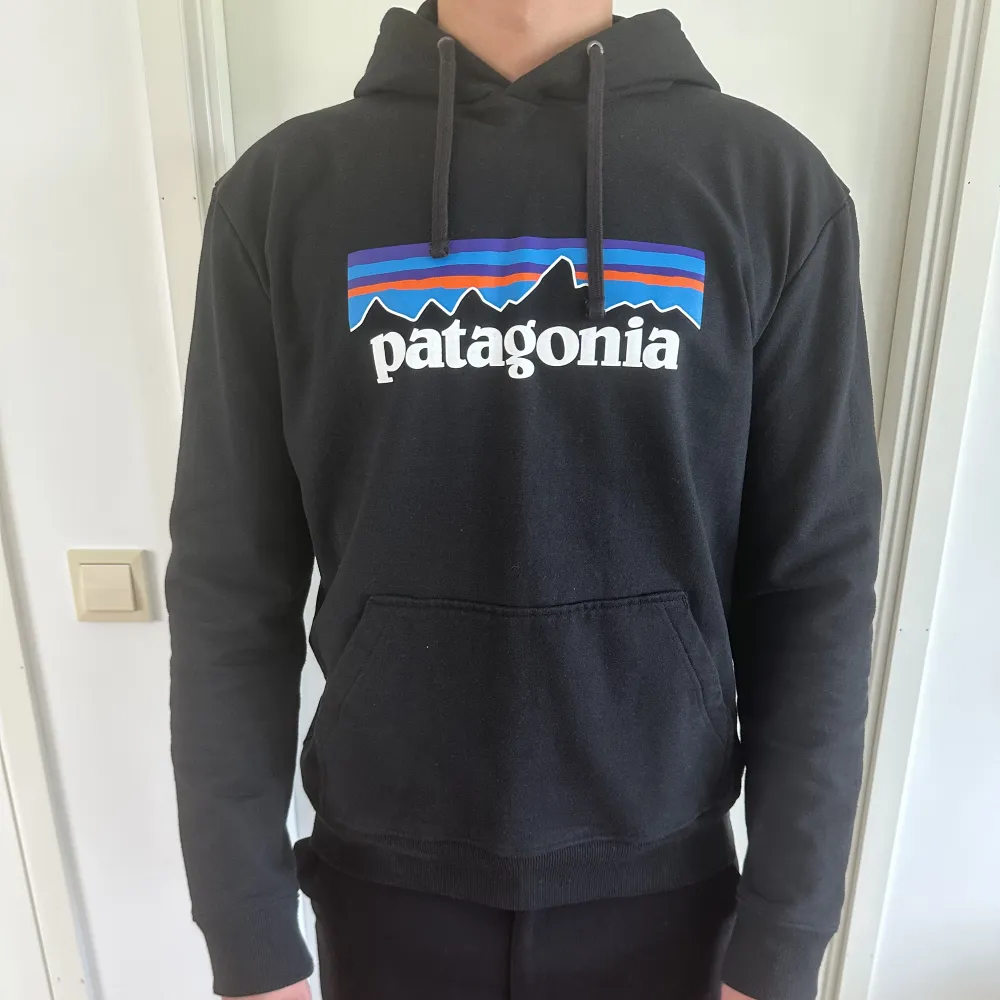 Patagonia hoodie i storlek M, använd fåtal gånger utan tecken av användning. Nypris ligger den på cirka 999 kr. Hoodies.