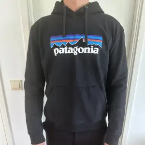 Patagonia hoodie i storlek M, använd fåtal gånger utan tecken av användning. Nypris ligger den på cirka 999 kr