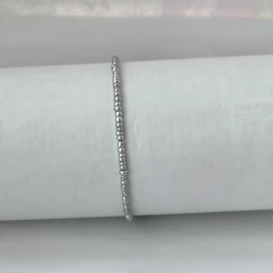 Silvrigt pärlarmband  - Ett silvrigt pärlarmband. Vid frågor om mått eller något annat är det bara att skriva❤️
