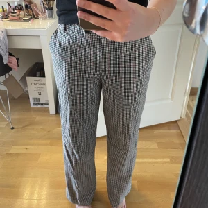 Rutiga kostymbyxor Asos - Vet tyvärr inte storlek men de sitter perfekt på mig som är 172 och brukar ha 36/38 i byxor. De är hyfsat lågmidjade 🩶