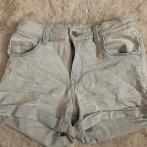 Shorts - Stretch i både midjan och vid låren, sitter fint och passar till allt.