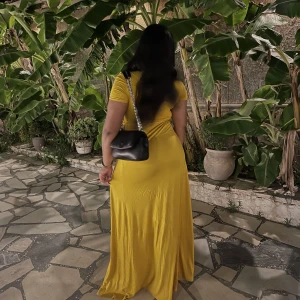 Omlott maxiklänning  - Endast använd en gång, ända ner till fötterna på mig (168cm) 💓💓går att knyta både tight eller löst beroende på vad man föredrar! 