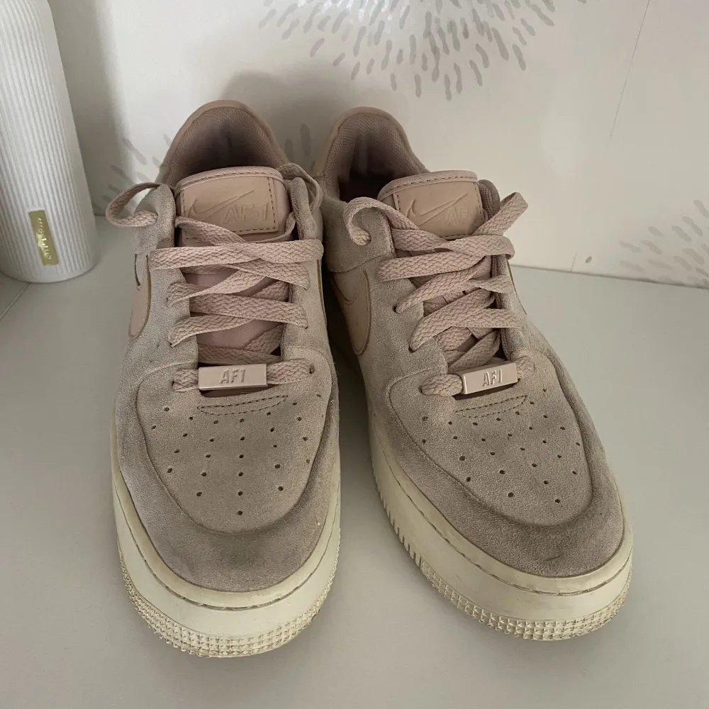 Säljer mina rosa mocka Nike Air Force 1 i storlek 38. Använda en säsong. Litar mer är det grå håller nu men går not att putsa upp om man vill lägga ner tiden 🥰 Nypris 1400:-. Skor.