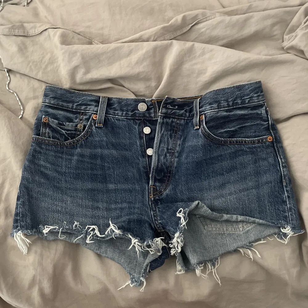 Säljer dessa Levis jeans då dom ej kommer till användning passar S och M. Shorts.