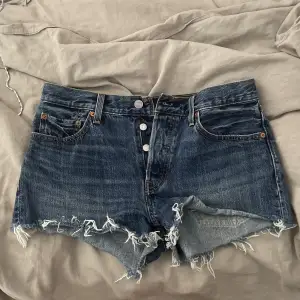 Säljer dessa Levis jeans då dom ej kommer till användning passar S och M