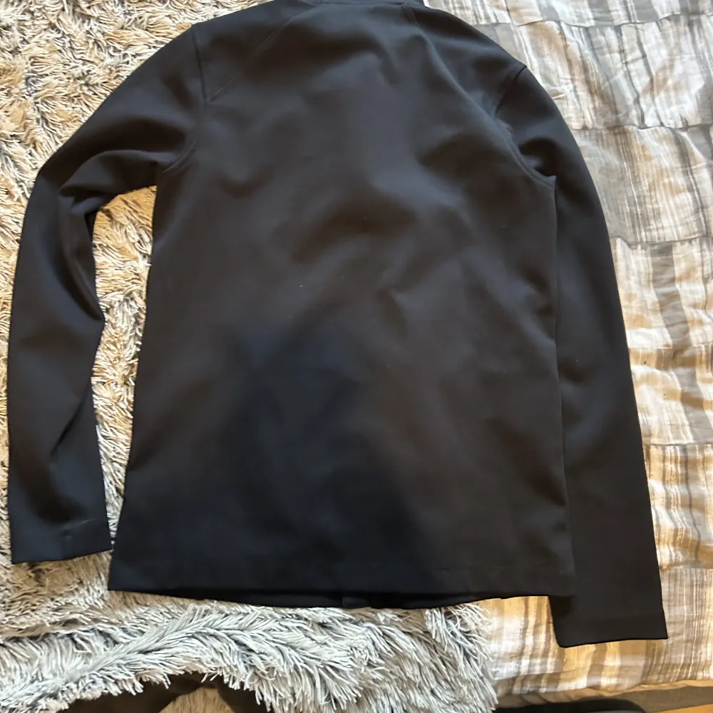 En riktigt fin piké porformence tröja som nästan aldrig använts så den e så gott som ny och bara ligger och inte används priset ej hugget i sen. Tröjor & Koftor.