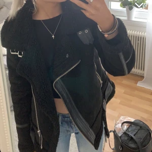 Höst/vinter jacka   - Snygg jacka ifrån zara köpt förra året, passar även nån som har S💖Köp direkt för 220!! 