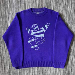 Lila/mörkblå stickad tröja från polar skate co. Storlek large och i mycket bra skick! Skriv om du har några frågor.