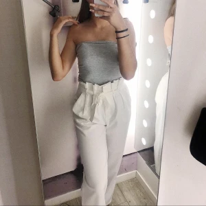 Byxor  - Vita byxor, passar S/M. Från Bikbok 🤍