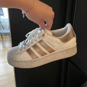 Adidas superstar med hög sula  - Nästintill oanvända. Superstar med den höga sulan och rosé färg.  