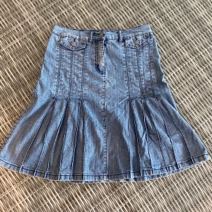 Jeanskjol - Jättefin jeanskjol med utsvängd nedre del och blommor broderade på baksidan 🌸🦋🧚‍♂️ oanvänd, nyskick!🥰