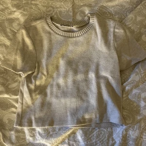T-shirt zara  - Säljer denna croppade T-shirt från zara som är i nyskick! Passar xxs,xs och liten s