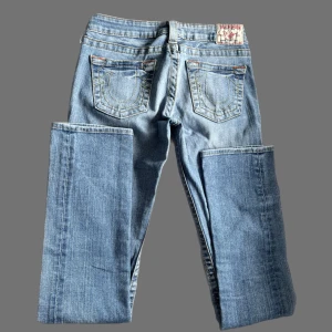 True Religion - Supersnygga true religion lågmidjade jeans i rak modell (ej skinny) midjemåttet: 39cm tvärsöver, innerbenslängd: 85cm Ps. KOLLA IGENOM MITT KONTO NI KOMMER HITTA MÅNGA Y2K OCH VINTAGE PLAGG 