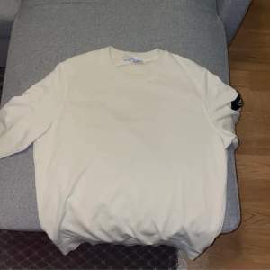 Stone island sweatshirt beige, skick 9/10 ny pris runt 3000kr mitt pris 1400kr