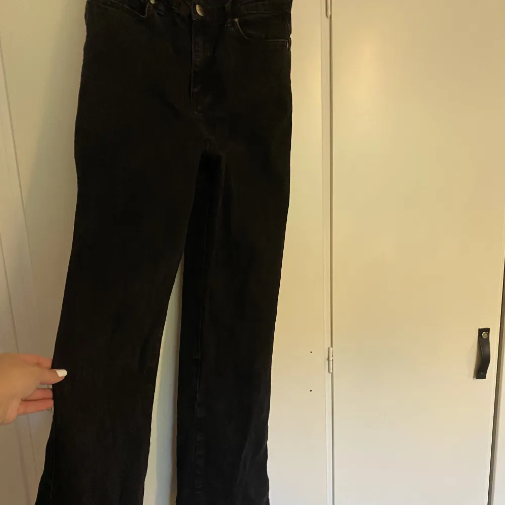 Svarta jeans från Madlady storlek 38 men skulle säga att dom kan passa som 36 också. . Jeans & Byxor.