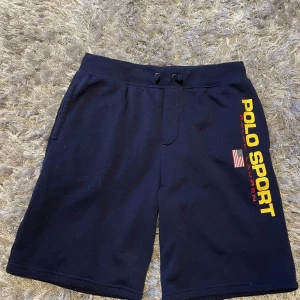 Polo shorts - Säljer dessa polo shorts. Köptes för ett år sen och är använda. Storlek 14-16.  Säljer för 150.