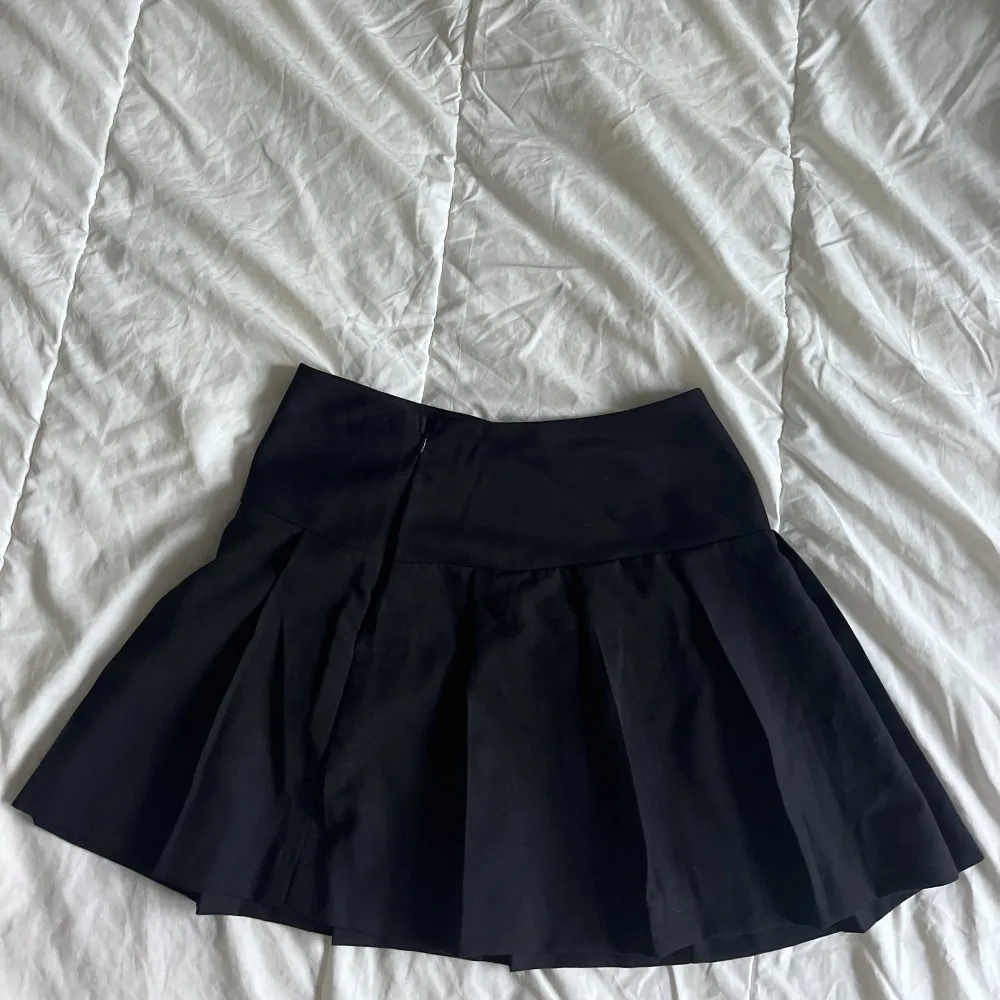 En mini kjol från H&M med dragkedja på! Säljer då den har blivit för liten för mig😊 Frakt kan diskuteras! :). Kjolar.