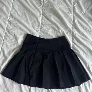 En mini kjol från H&M med dragkedja på! Säljer då den har blivit för liten för mig😊 Frakt kan diskuteras! :)