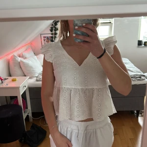 Topp - Söt topp med broderi och volang💓använd 1 gång, köpare står för frakt