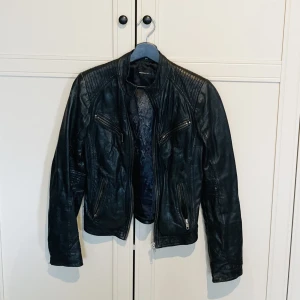 Skinnjacka strl 34 - Skinnjacka med snygg smitning från rock n blue! En del använd men bara snyggt sliten och mjuk och skön! Perfekt i höst!☺️