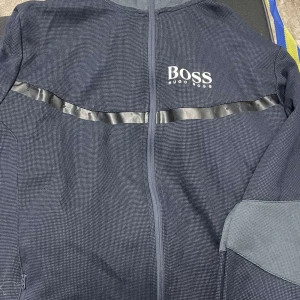 Hugo boss kofta med luva  - Använd endast ett par gånger 