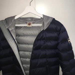 Colmar jacka - Jättefin mörkblå colmar jacka med grå insida, säljs då den aldrig kommer till användning, jättefint skick. Nypriset var runt 5/6k säljer för 1500 kan gå ner i pris vid snabbaffär. 