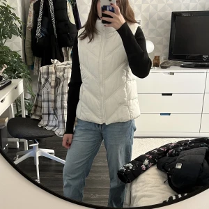 Väst  - Säljer min vita väst från kappahl i storlek S, den är i hyfsat bra skick. Nästan oanvänd. 