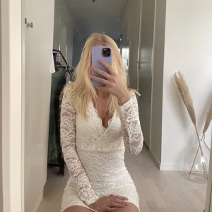 Vit klänning - Vit tajt klänning från Bubbleroom i storlek S