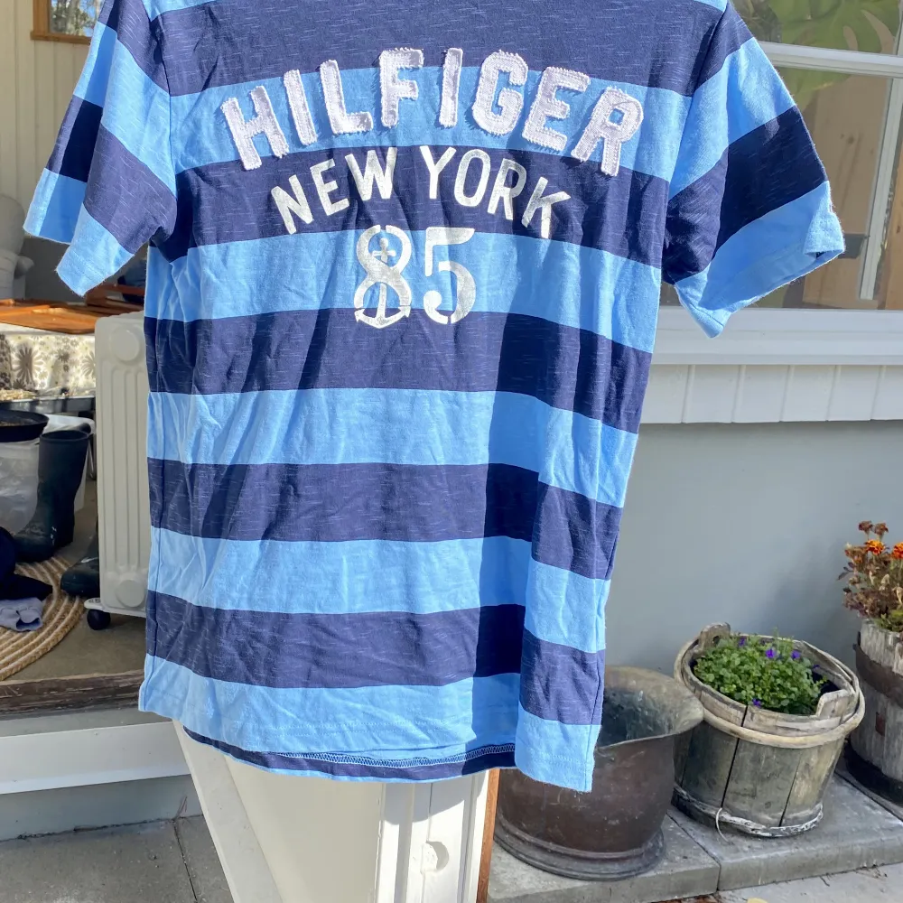 Hej, säljer en blårandig T-shirt från Tommy Hilfiger i väldigt bra skick. Sparsamt använd och som ny. Storlek small och True To Size. Nypris runt 500kr. Pris inte hugget i sten. Tveka inte på att höra av dig. . T-shirts.
